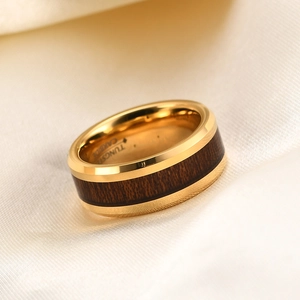 Anello in tungsteno placcato oro 18K da 8mm con intarsio in legno e bordi smussati lucidi