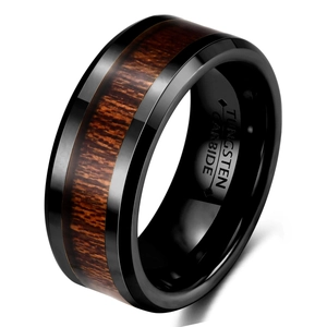 Anello da 8mm in tungsteno nero con intarsio in legno scuro su sfondo bianco