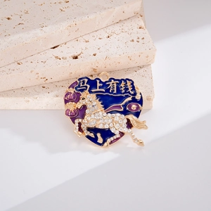 Détail de breloque cheval avec émail bleu, strass blancs et caractères porte-bonheur