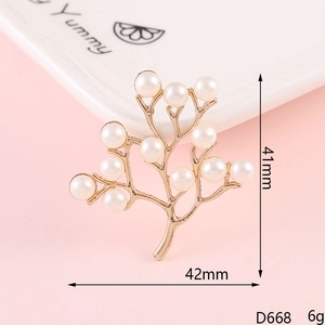 Broche de rama dorada con trece perlas blancas sobre un fondo rosa de estilo minimalista