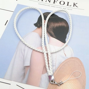 Weißes geflochtenes Leder-Lanyard mit silbernem Metallverschluss auf Magazin