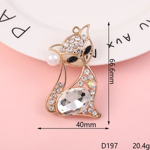 Detailed fox crown pendant with white pearls and rhinestones measuring 66.6x40mm