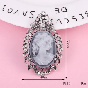 Detailansicht des Vintage-Cameo-Anhängers mit Maßen von 63 mm Höhe und 40 mm Breite