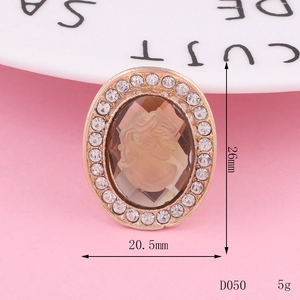 Detailansicht einer 26mm x 20,5mm Vintage-Cameo-Brosche mit Kristallrand-Design