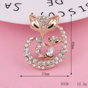 Detailed view of fox brooch with dimensions 40x33mm and crystal encrusted gold finish