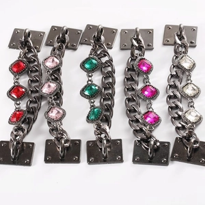 DIY Schuhkette aus gunmetal Gliedern mit bunten Strasssteinen und Edelsteinanhängern