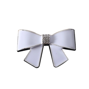 Accesorio lazo de esmalte blanco clásico con borde plateado y brillantes de strass