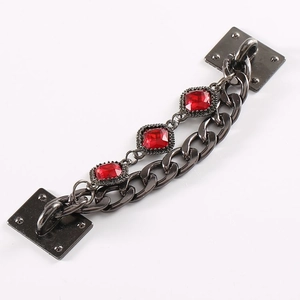 Detail einer gunmetal Kette mit drei roten quadratischen Schmucksteinen für DIY-Zubehör