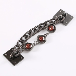 Detail der gunmetal Kette mit quadratischen rotbraunen Edelsteinen für DIY-Bastelarbeiten