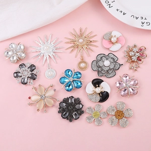 Vue à plat de breloques fleurs en perles et cristaux pour coques de téléphone DIY