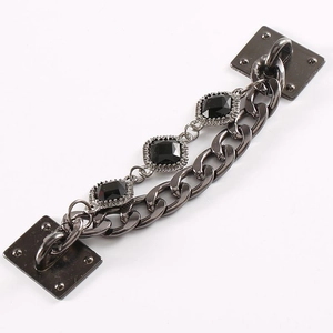 Nahaufnahme der gunmetal kubanischen Kette mit schwarzen quadratischen Schmucksteinen für DIY