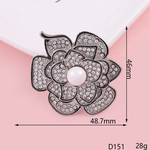 Broche camélia en cristal avec perle centrale et dimensions détaillées de l'objet