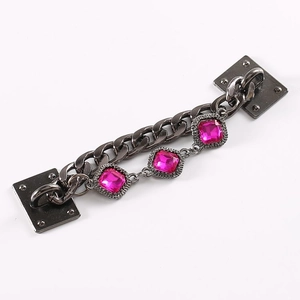 Detailansicht der grauen Kette mit rosa Edelsteinen und schwarzen Montageplatten