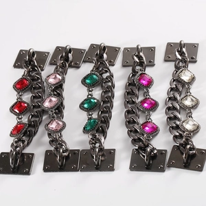 Bunte DIY Edelstein Handtaschenanhänger in Gunmetal Optik mit quadratischen Kristallen