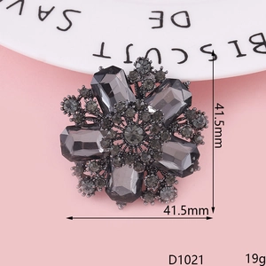 Détail macro d'une broche fleur en alliage et strass gris foncé de 41,5mm x 41,5mm