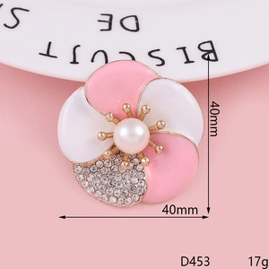 Détail d'une fleur en cristal rose de 40mm avec perles et base en alliage doré