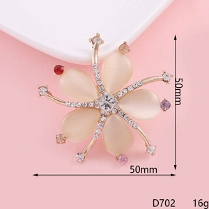 Élégante broche fleur de 50mm avec pétales en œil de chat et cristaux colorés