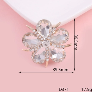 Vue détaillée du pendentif fleur en or rose de 39,5mm avec zircons et cristaux étincelants