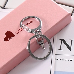 Kit portachiavi in metallo lucido con chiusura a moschettone su scatola regalo rosa con cuore