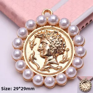Detalle de un colgante de retrato vintage de 29mm en oro con perlas blancas