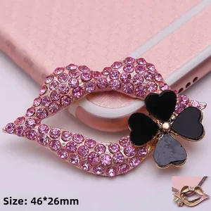 Primer plano detallado del colgante labios rojos de 46x26mm con diamantes de imitación rosas