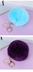 Détails de porte-clés pompons en fausse fourrure bleue et violette avec fermoirs dorés
