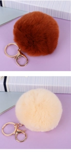 Vue détaillée de porte-clés pompon en fausse fourrure de 8 cm en marron et beige doré