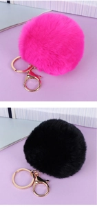 Détail des porte-clés pompon en fausse fourrure rose et noir de 8cm avec mousqueton doré