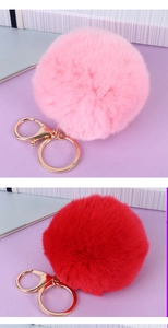 Détail de porte-clés pompon en fausse fourrure de 8 cm en rose tendre et rouge éclatant