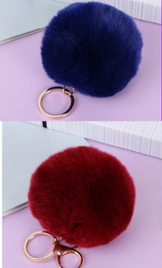 Détails de porte-clés pompon en fausse fourrure 8cm en bleu foncé et bordeaux avec anneau doré