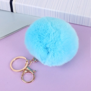 Porte-clés pompon en fausse fourrure bleu clair avec fermoir mousqueton doré
