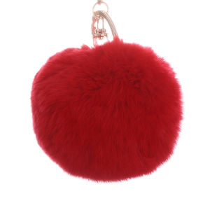 Porte-clés pompon en fausse fourrure rouge vif avec fermoir métallique élégant en or rose