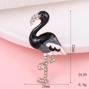 Detailansicht der Flamingo-Emaille-Brosche mit Strasssteinen, Maße 52mm x 28mm