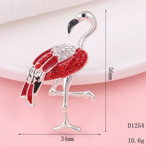 Detailansicht Flamingo Brosche mit Maßen 56mm x 34mm und roten Strasssteinen