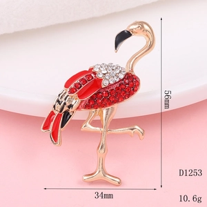 Makroaufnahme der Flamingo-Brosche mit roten Strasssteinen und Maßen 56mm mal 34mm
