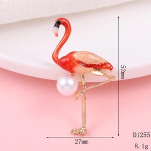 Makro-Detail der Emaille Flamingo Brosche mit Perle für DIY Handyhüllen Zubehör