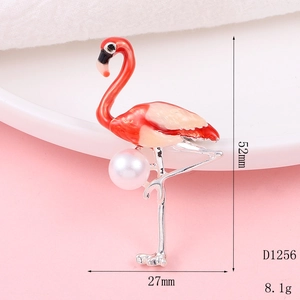 Detailansicht der Flamingo-Brosche mit roter Emaille, Perle und 52mm Höhenabmessungen