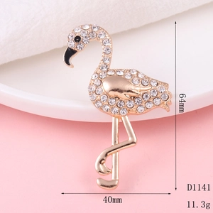 Detailansicht der Flamingobrosche mit Strasssteinen und Maßen von 64 mm mal 40 mm