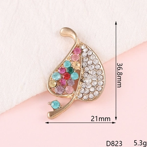 Vista macro de un broche de trébol con diamantes de imitación de colores y dimensiones