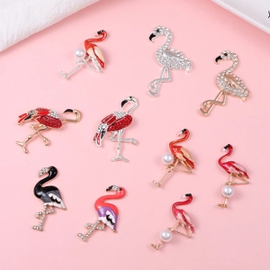 Elegante Flamingobroschen mit Perlen und Strass auf weichem rosa Hintergrund