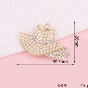 Detailed size and weight view of a pearl-studded cowboy hat charm pendant with rhinestones