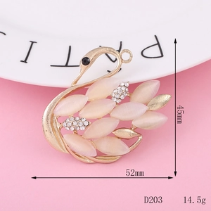 Eleganter Schwan-Anstecknadel mit rosa Katzenaugenstein und weißen Kristallen in Gold