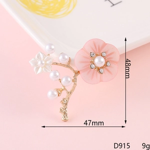 Vista detallada del broche flor de ciruelo de 47mm con pétalos de resina y perlas blancas