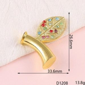 Detalle de colgante de hoja dorada con diamantes de imitación coloridos y medidas reales