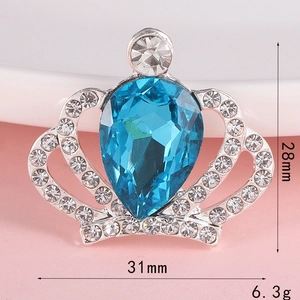 Spilla a corona d'argento con gemma blu a goccia d'acqua e strass bianchi brillanti