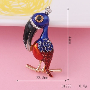 Gedetailleerd overzicht van een kleurrijke emaille zwaluw broche met afmetingen 44mm bij 22,5mm