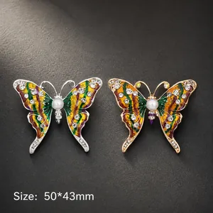 Spille a farfalla colorate 50x43mm con smalto, strass e perle su sfondo nero elegante