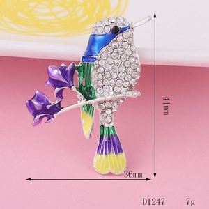 Gedetailleerd beeld van kolibrie broche met emaille en afmetingen 41mm x 36mm