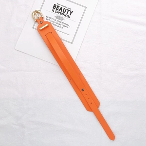 Détail d'une dragonne en cuir orange pour téléphone avec boucle en métal doré et style rétro
