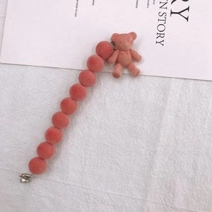 Dettaglio del cinturino rosa con perline floccate, ciondolo a forma di orsetto 3D e gancio
